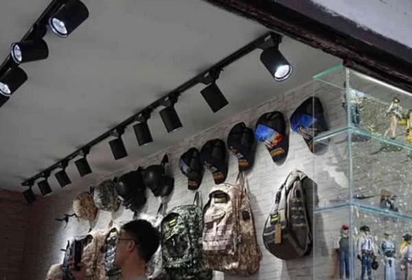 小伙开店卖“吃鸡装备”赚钱，月赚20万，三级头供不应求